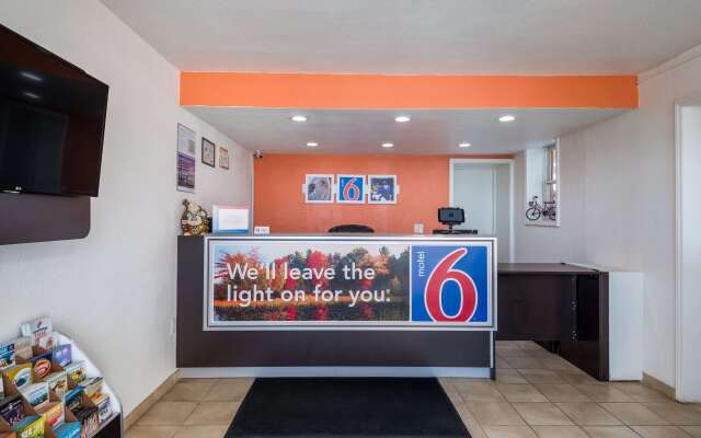 Motel 6 Connellys Springs, NC