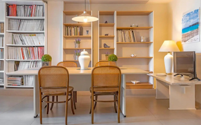 Couple's Getaway , Modern Amenities & Sophisticated Style