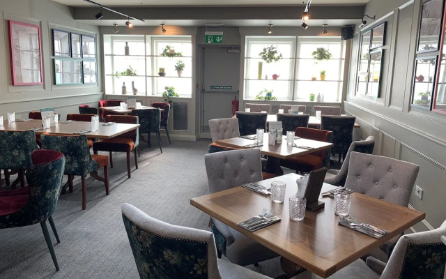 Potters Heron Hotel