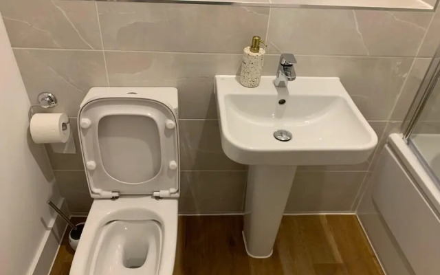 Brand New Entire 4 Bed House/multiple Parking