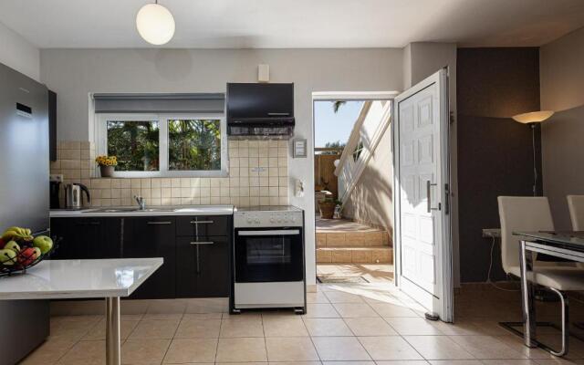 Villa Evie's -Spacious -4 apt'ς -with heated pool