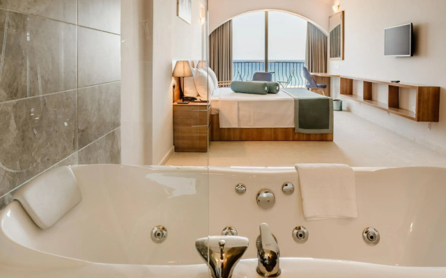 Olivia Palm Hotel