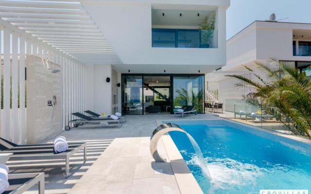 Pax in Sutivan with 3 bedrooms and 3 bathrooms