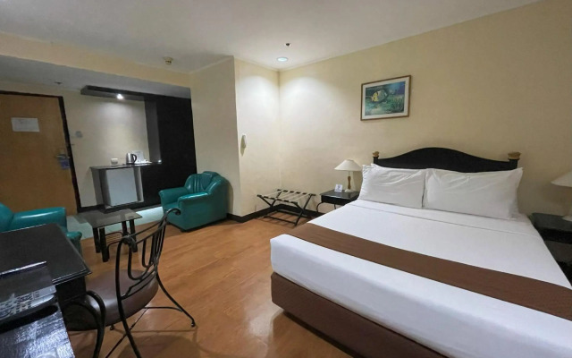 The Golden Peak Hotel & Suites powered by Cocotel