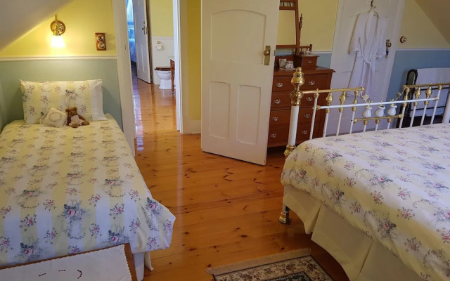 Water Bay Villa Bed and Breakfast