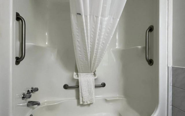 Jolly Roger Inn & Resort