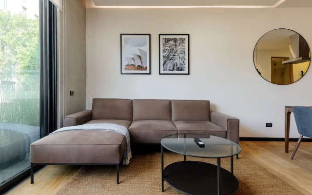 w Deluxe 1BR With Elegant Balcony in Roma Nte
