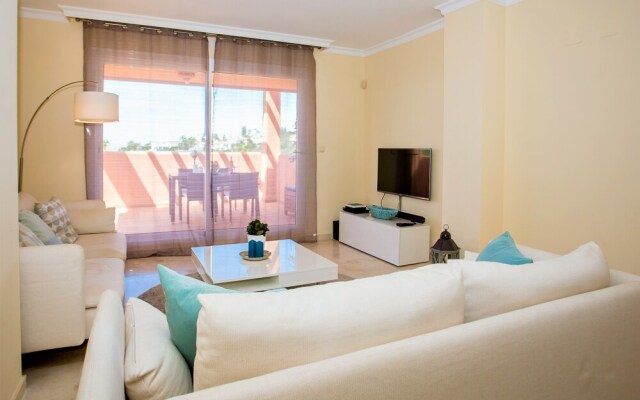 Delightful 2 Bed Apartment with sea views PW10
