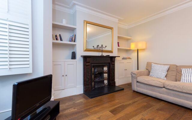 2 Bedroom Flat by Battersea Park