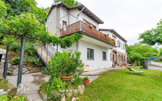 Como Lake Cosy Flat with Garden and Parking