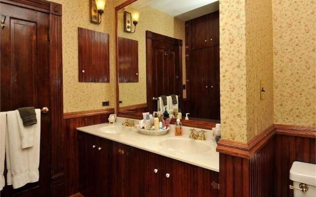 Victorian Loft B & B