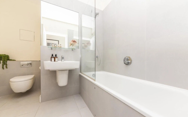 Bright 3 Bedroom Apartment in Hammersmith