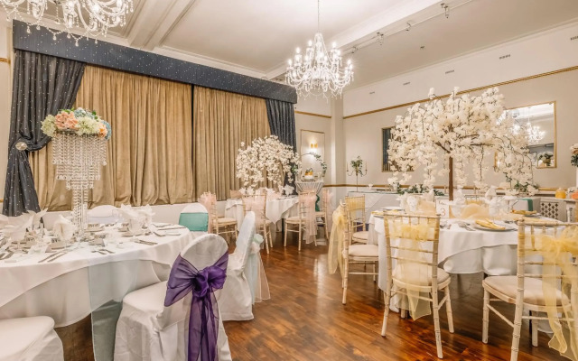 Muthu Westcliff Hotel (Near London Southend Airport)