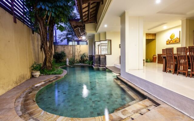 8-BR Private Pool Villa Walk to Seminyak Beach