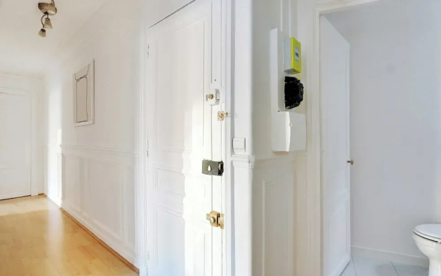 Experience the Parisian Lifestyle: 2BR Near Porte Maillot