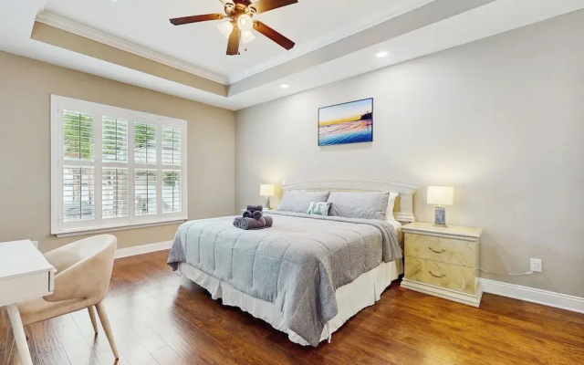 2 Mi to Beach! Group-friendly Navarre Getaway