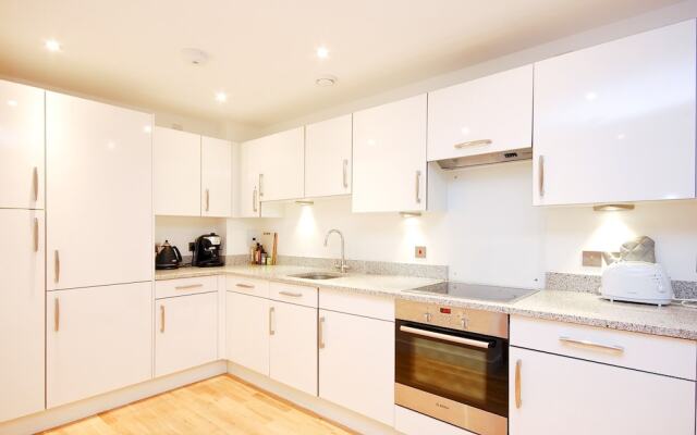 Bright Godfrey Place Nest - HEN21