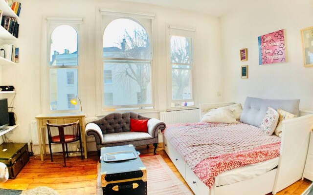 NEW Charming 1BD House With Patio in London