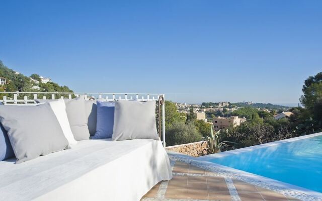 Charming mansion with pool sea view