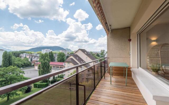 Spacious T3 apartment with a balcony near the old town