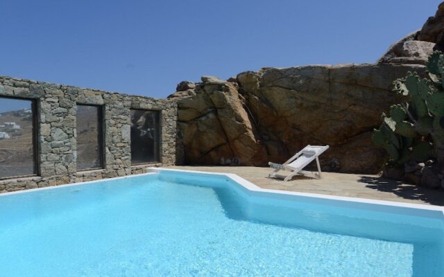 Villa Topaz 3 Bedroom Villa With Shared Pool in Choulakia