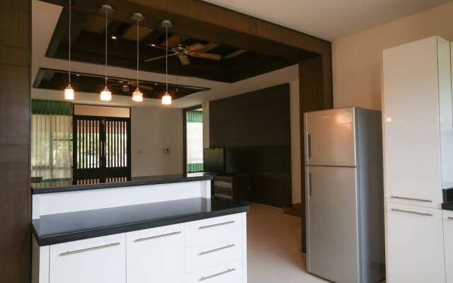 4 BR Private Villa in V49 Pattaya w/ Village Pool