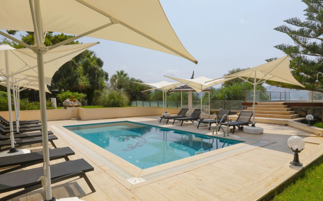 Farrys Boutique Hotel & Beach Club