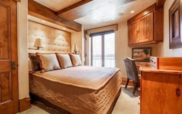 Village Center 5h 3 Bedroom Condo