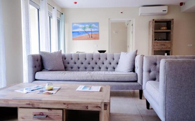 Beautiful Garden View Condo Suite 17