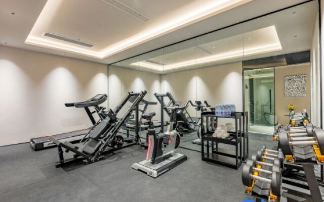 Shanghai People's Square Nanjing East Road Pedestrian Street Treasury Hotel