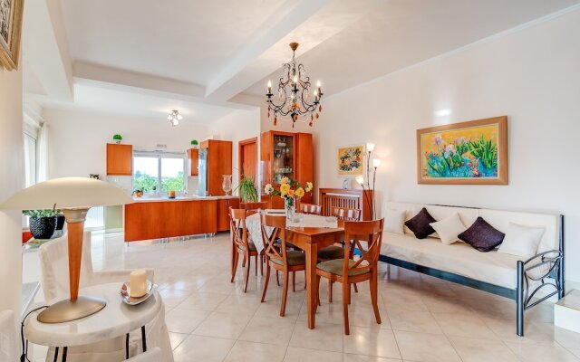 Light Filled Spacious Private Villa with Pool