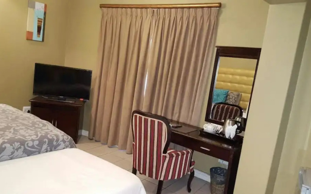 Savoy Lodge With Breakfast Included - Budget Triple Room 3
