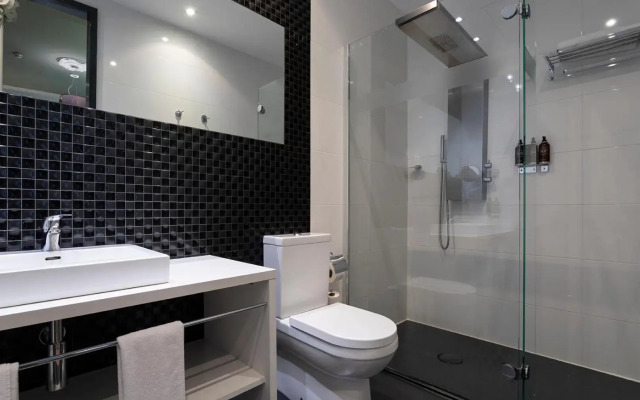 Petit Palace Lealtad Plaza