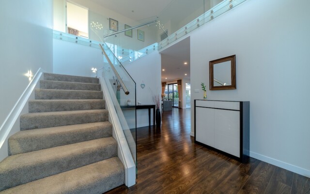 LongBay Spacious Luxurious 5 Bdrm House