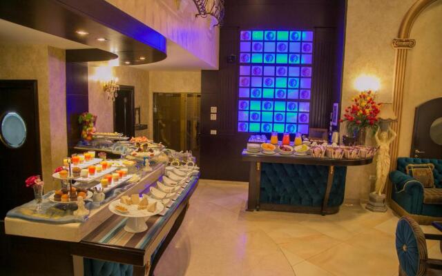 Queen's Suite Hotel