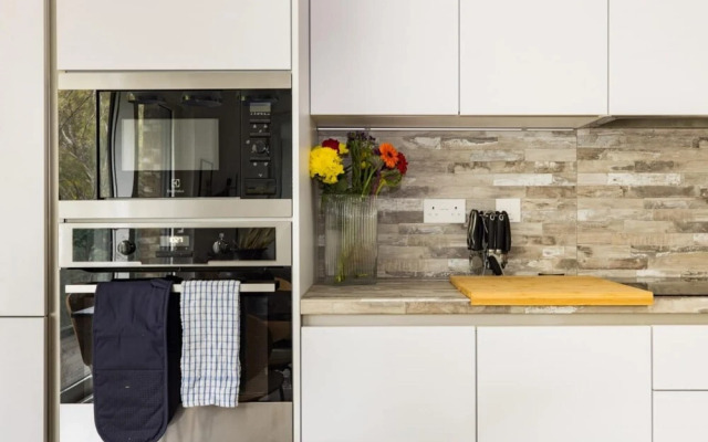 The London Retreat - Alluring 2bdr Flat With Balcony