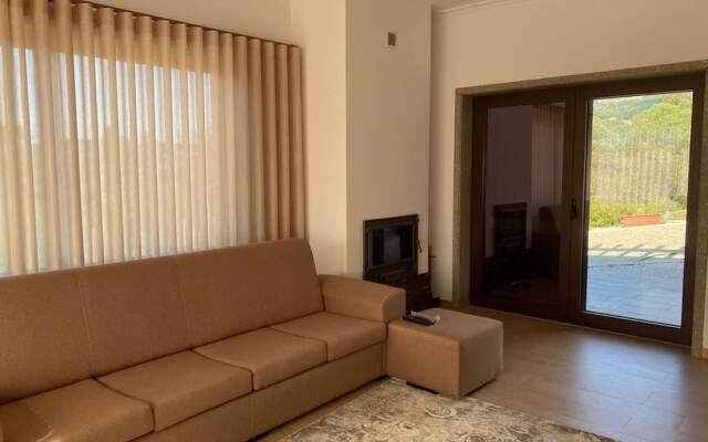 Charming 3-bed House in Travanca