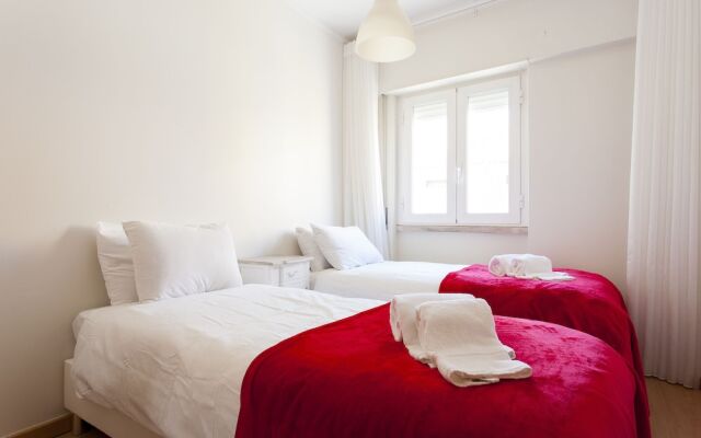 ALTIDO Bright 2BR Apt w/River Views &balcony in Alfama, moments from Santa Apolonia train station