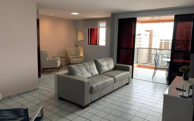 Apartamento amplo com acesso direto à praia!