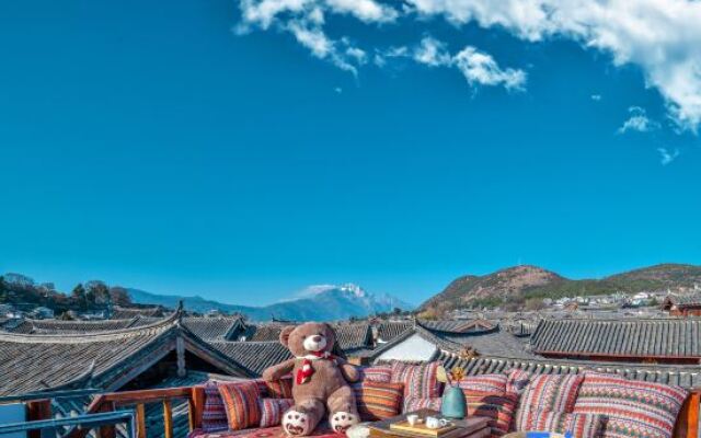 Lijiang pure sunshine · panoramic view of the ancient city and snow mountain