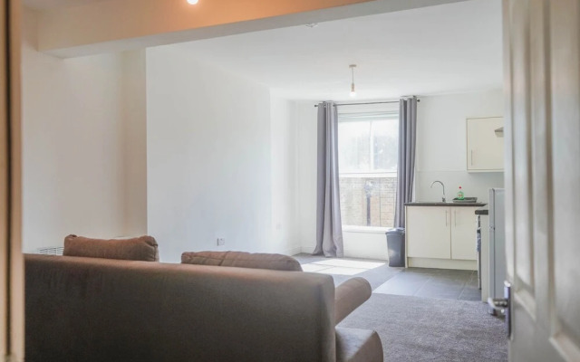 1 Bed Flat in Pedestrianized High Street