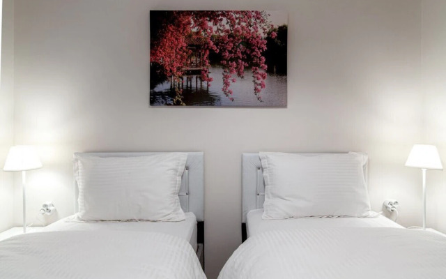 Central and Modern Flat Near Flower Passage