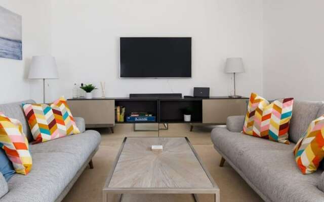 Modern Stylish Seaside Family Home