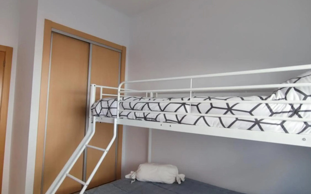 Apartamento con patio, piscina y parking privado