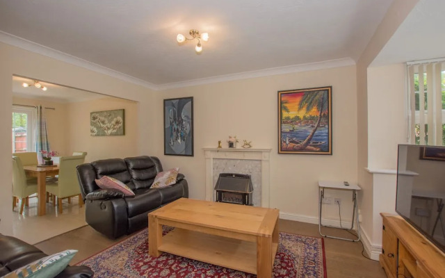 Modern 4 Bedroom Detached House in Cardiff