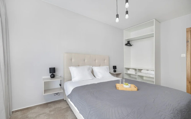 Apartment With Parking by Renters