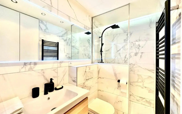 Family Apartment In Front Of The Eiffel Tower