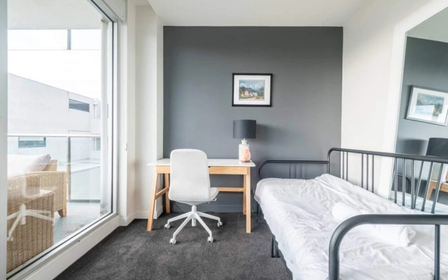 Stylish 2 Bedroom Apartment in Port Melbourne With City Views – Guest Rooms – Melbourne