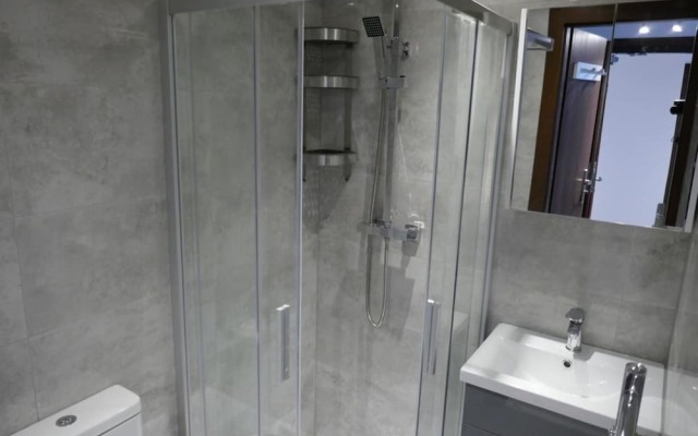 Immaculate 12-bed House Good Amenities in Wigan