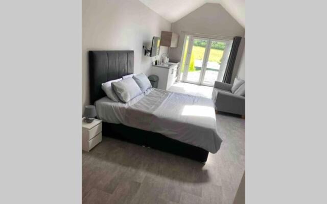 The Forest Chalet - Stunning Studio Apartment